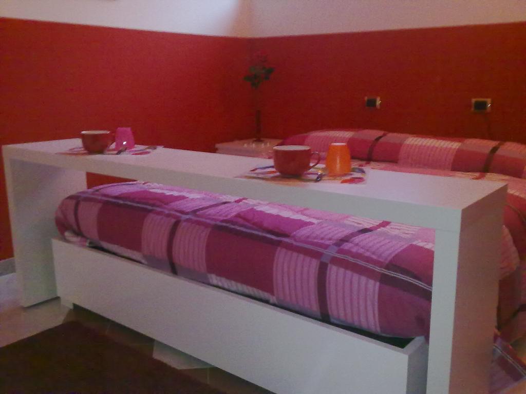 Affittacamere Valchiavenna - Foresteria Lombarda Con Parcheggio Privato Sul Posto! Apprezzata Gestione Familiare Dal 2012, Qualita-Prezzo Top! "Guest-House With Private Parking On Site! Appreciated Family Management Since 2012, Quality-Price Top!" Room photo